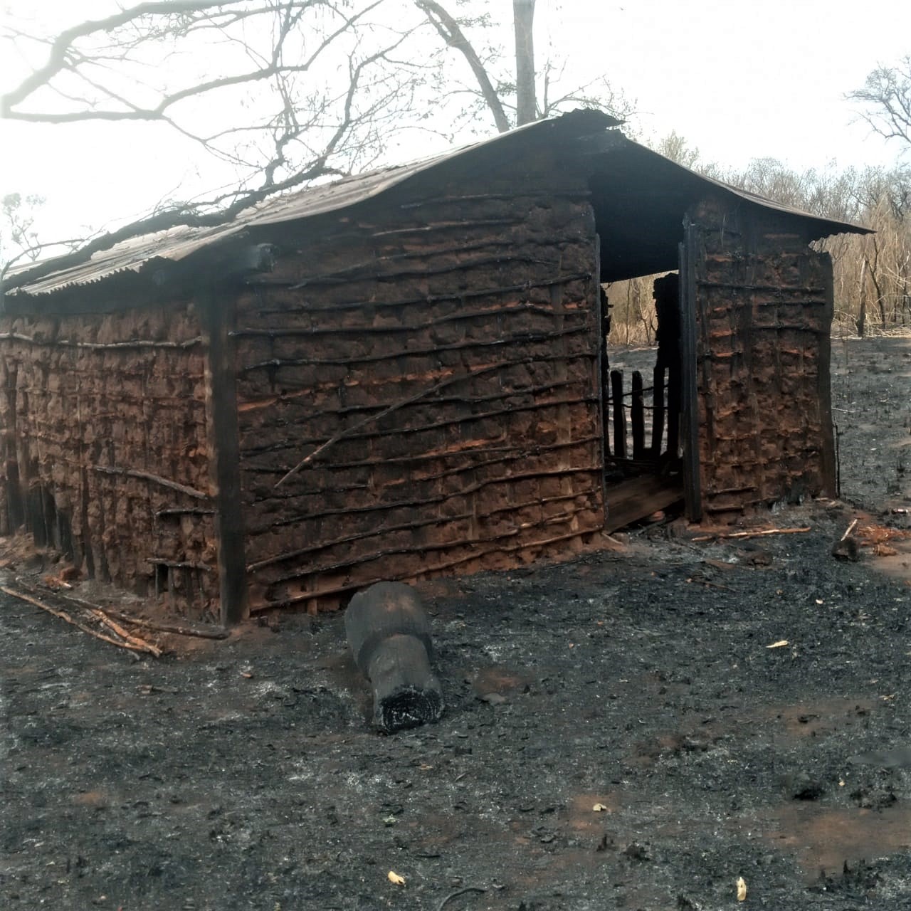 Fuego quema las pertenencias de las ocho familias ayoreode